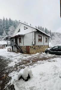 塔塔里夫Sadyba Dana的前面有雪的房子