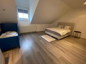 帕恩多夫Modernes Haus in Parndorf的阁楼卧室设有两张床,铺有木地板。