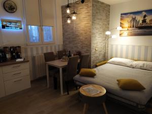 米兰San Siro Dream Home -Apartment with garage-Milano的一间卧室配有一张床铺和一张桌子,还有一间用餐室
