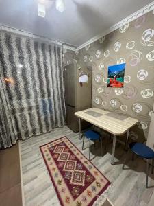 PrigorodnyyHouse near airport ЖК ЮГ的一间带桌子和蓝色椅子的用餐室