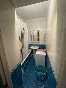 PrigorodnyyHouse near airport ЖК ЮГ的蓝色和白色的浴室设有水槽和卫生间