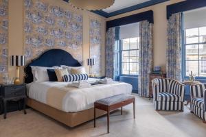 爱丁堡Eleven Stafford Street Townhouse的一间卧室设有一张特大号床和蓝色的墙壁