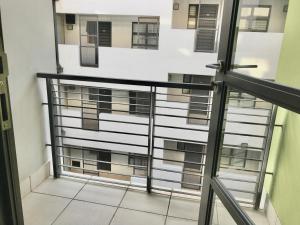 约翰内斯堡Apartment in Sandton, Rivonia的从建筑的窗户欣赏美景