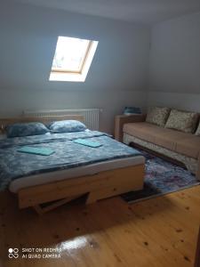 弗拉西克Druga priča的一间卧室配有一张床和一张沙发