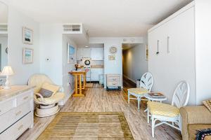 大洋城Golden Sands 605的客厅配有沙发和桌子