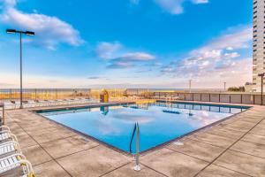 大洋城Golden Sands 605的一个带椅子的游泳池,享有海景