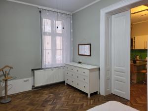 阿拉德Condor的白色卧室设有梳妆台和窗户