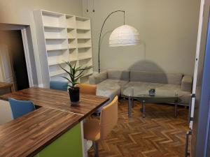 阿拉德Condor的客厅配有沙发和桌子
