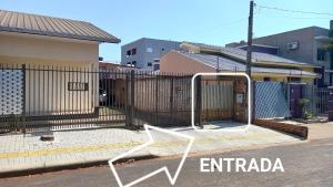 伊瓜苏Casa Rota das 3 Fronteiras的建筑物前有足球门的栅栏