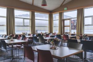 内斯考塔杜尔The Cliff Hotel的用餐室设有桌椅和窗户。