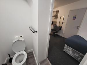 诺丁汉Premier Studios Nottingham - Tring Vale的一间带卫生间和床的小浴室