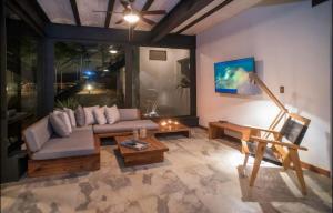 卡里略Casa Guarumo - An oasis in Playa Carrillo.的客厅配有沙发和桌子