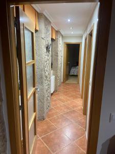 雷东德拉Casa Costeira的走廊上设有门,铺有瓷砖地板
