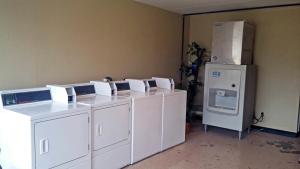 布伦瑞克Motel 6-Brunswick, GA的冰箱里一套洗衣机和烘干机