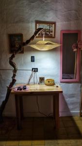萨帕托卡La Casona Espacio Bonito的配有木桌和台灯的房间