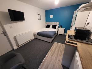 诺丁汉Stay Sleep Rest - Tring Vale的小房间设有一张床和一张带电脑的书桌