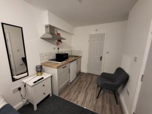 诺丁汉Stay Sleep Rest - Tring Vale的白色的小厨房,配有椅子和镜子