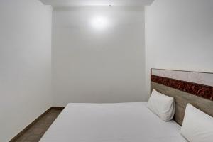 加济阿巴德OYO Sky Line的卧室配有白色的床和2个枕头