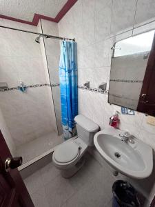 帕斯托Nuevo Horizonte的带淋浴、卫生间和盥洗盆的浴室