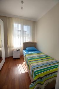 迪基利Cityhomes的一间卧室配有一张带彩色毯子的床