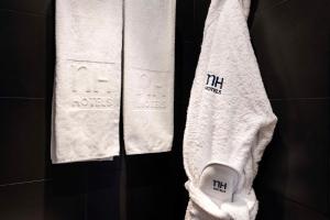 路德维希堡路德维希堡NH酒店的浴室墙上挂着一条白色毛巾