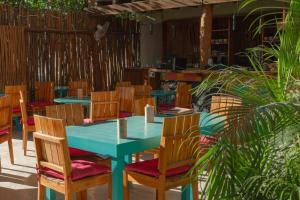 图卢姆Kaab Tulum的餐厅里一张蓝色的桌子和椅子