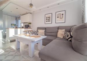 格丁尼亚Bianco Apartament的客厅配有沙发和桌子