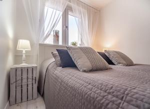 格丁尼亚Bianco Apartament的一间卧室设有一张床和一个窗口