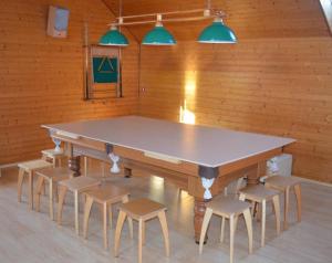 里加Pakavciems pirts的一张乒乓球桌和椅子