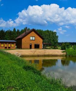 里加Pakavciems pirts的河边的木屋,房子