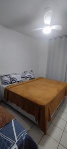 约恩维利Quarto privativo WC compartilhado的一间卧室配有一张带木桌的床