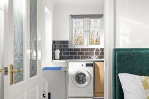 Buckinghamshire1 bedroom flat Aylesbury, Private Parking, Fowler rd的厨房配有洗衣机和水槽