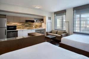 波士顿波士顿海港区埃利门特酒店的酒店客房带一张床和一个厨房