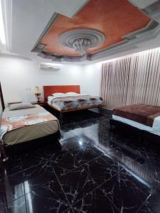 佩雷拉Hotel Miluansa的一间卧室设有两张床和天花板