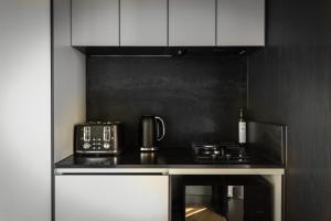 赛特菲尔德CABN X Seppeltsfield Barossa的厨房配有带烤面包机和烤面包机的黑色台面