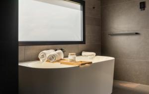 赛特菲尔德CABN X Seppeltsfield Barossa的一间带白色水槽和窗户的浴室