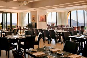 瓦迪穆萨佩特拉万豪酒店的用餐室设有桌椅和窗户。