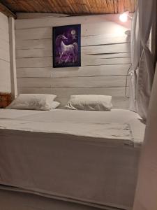 圣维森特Hotel Gabarra Lodge的一间卧室,配有一张带一匹马画的床