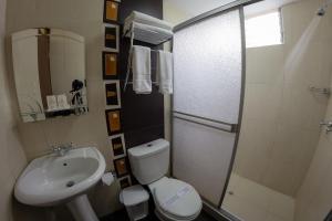 普诺UTASA VILLAREAL Inn的浴室配有卫生间、盥洗盆和淋浴。