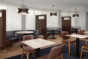 杰克逊维尔万怡酒店杰克逊弗拉格勒中心的一间设有桌椅和沙发的等候室