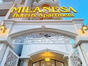 头顿Milanesa Hotel and Apartment的酒店和公寓的标志在建筑上方