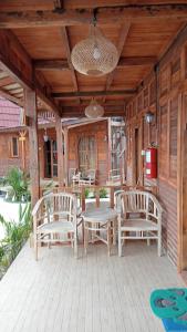 艾湄湾Room 3, Agung Guesthouse at Melasti Mountain Villas, Amed的庭院配有桌椅和桌椅