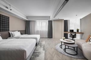 义乌义乌巴里岛雅庭酒店的酒店客房,设有两张床和一张沙发