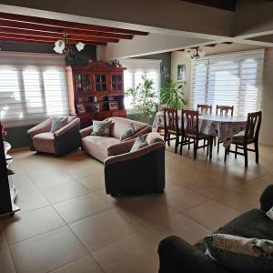 乌斯怀亚Casa de familia的带沙发和桌椅的客厅