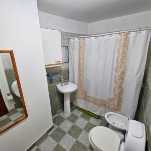 乌斯怀亚Casa de familia的浴室配有卫生间、盥洗盆和淋浴。