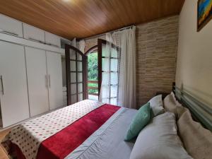 特雷索波利斯Hospedagem El Camino Del Viento的一间卧室设有一张大床和窗户