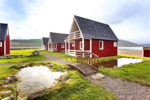 Eskifjörður美吉里度假屋的前面一排带桥的红色房子