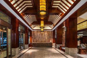 义乌义乌巴里岛雅庭酒店的建筑的走廊,天花板