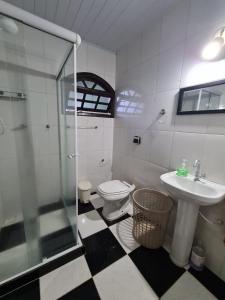 特雷索波利斯Hospedagem El Camino Del Viento的带淋浴、卫生间和盥洗盆的浴室
