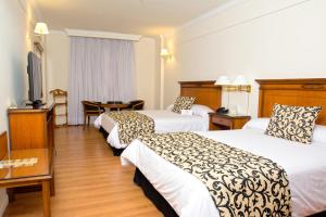 布宜诺斯艾利斯布宜诺斯艾利斯斯卡拉酒店的酒店客房设有两张床和一台平面电视。
